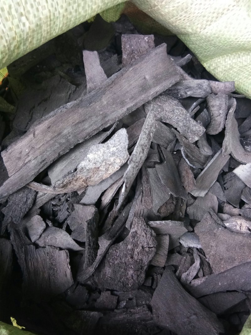 厂家大量供应荔枝果木炭皮，炭渣，锅炉点火炭，蚊香炭粉
