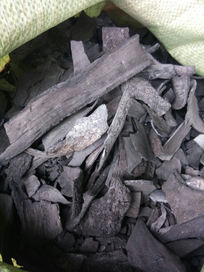 厂家大量供应荔枝果木炭皮，炭渣，锅炉点火炭，蚊香炭粉