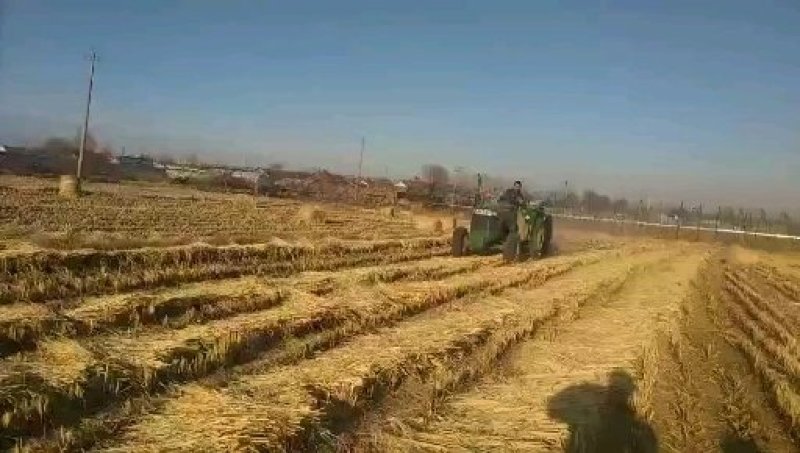 厂价直销南北方全自动水稻玉米小麦秸秆粉碎打捆机