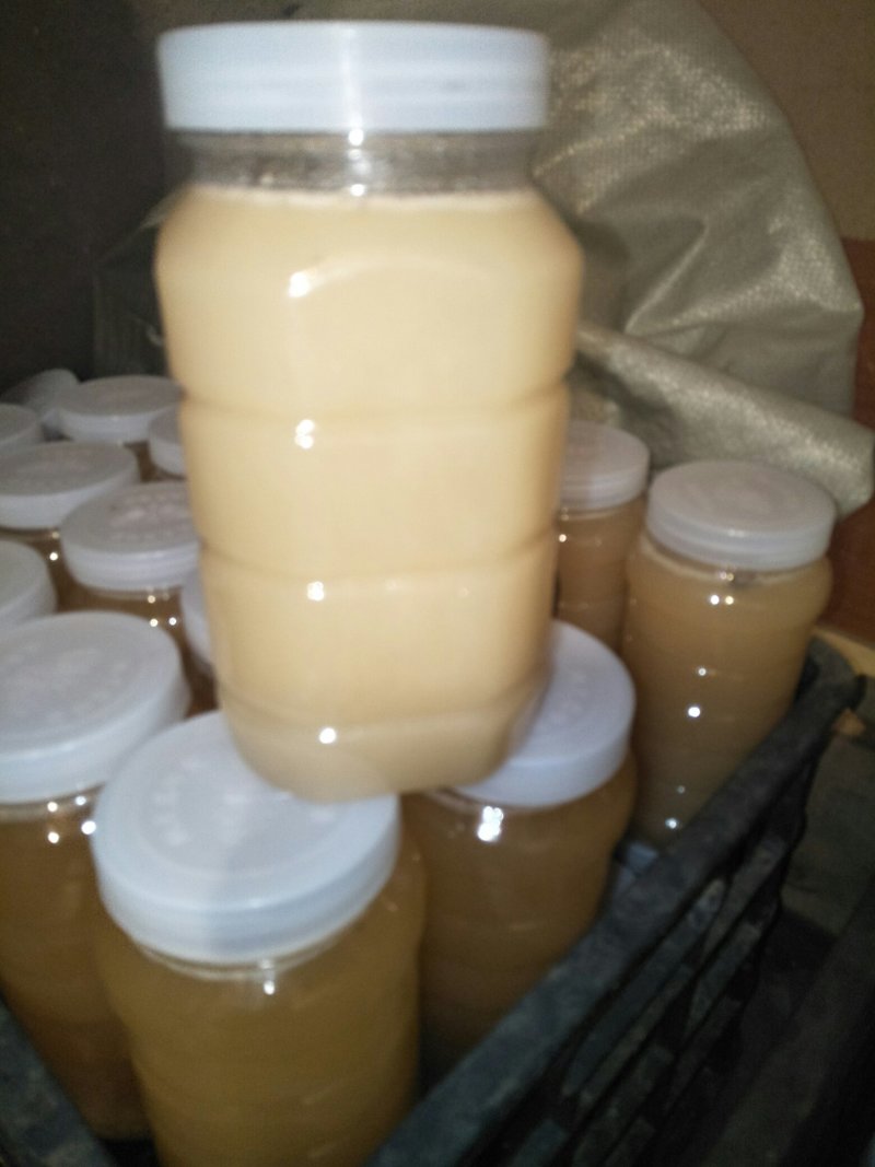 青海高原蜂蜜，坐落于青海海北藏族自治州，门源百里油菜花海
