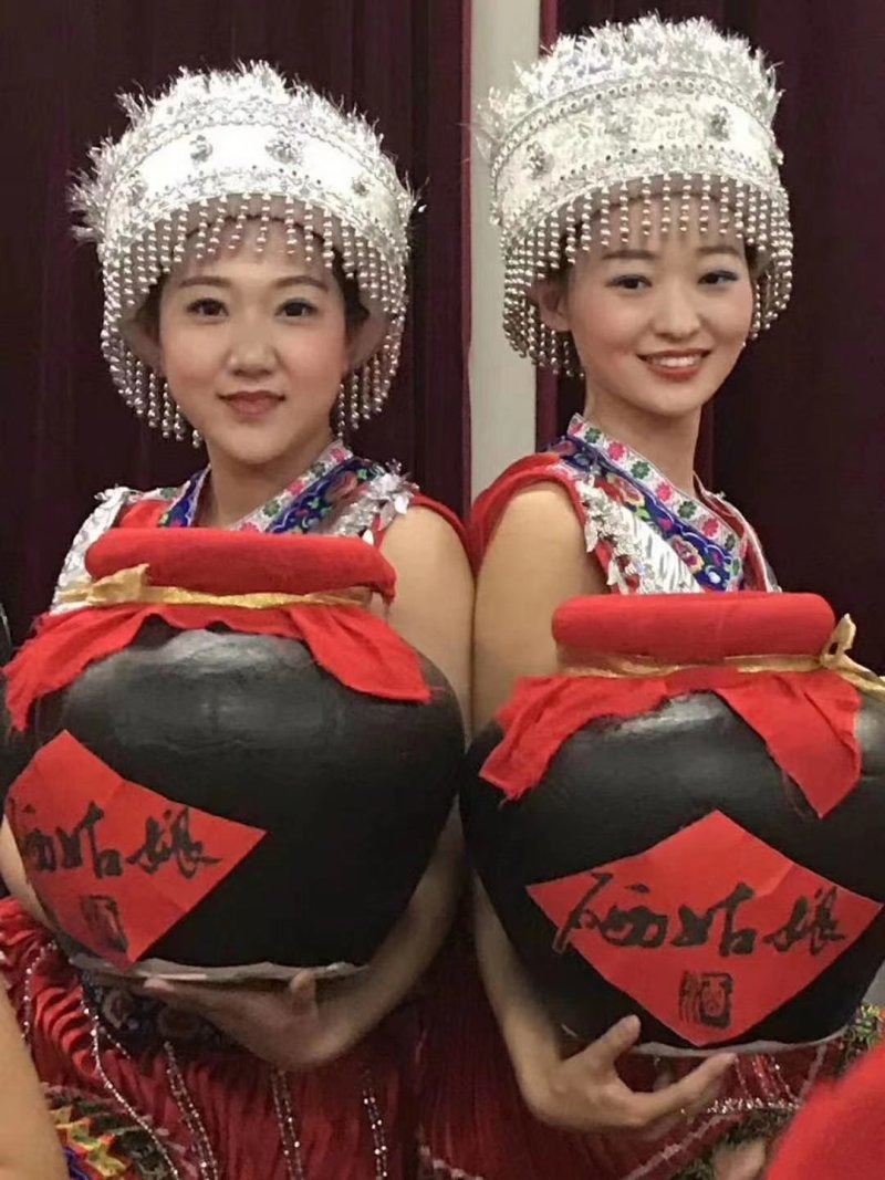 硒姑娘摔碗酒
