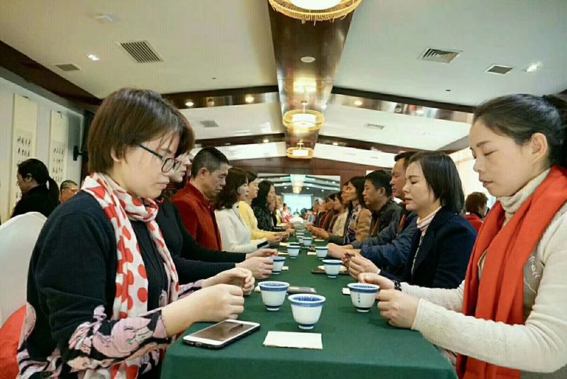 本人小店专营云南大山上的野生古树红茶、古树普洱茶。