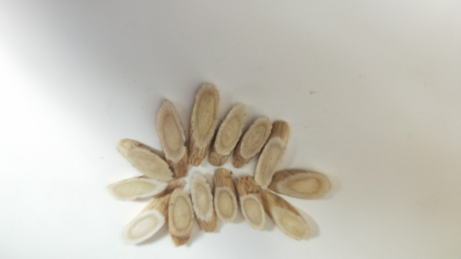 图片说明:展示中药配伍方剂的示意图,突出黄芪与黄芩在复方中的位置与作用 中药配伍方剂示意图