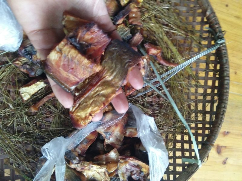 正宗烟熏松针香风味鱼块土特产