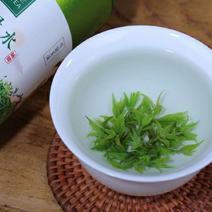特级绿茶青山绿水也称小叶苦丁茶，叶底鲜绿，入口微苦转甘甜
