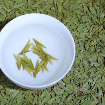 2022年明前龙井黄版新茶，色泽黄绿，滋味甘甜