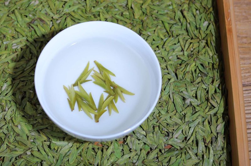 2022年明前龙井黄版新茶，色泽黄绿，滋味甘甜