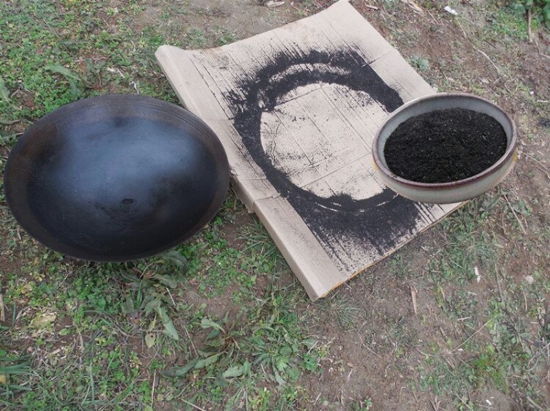 百草霜又名锅底灰锅烟子灶突墨灶突中尖灶额上墨釜下墨锅底黑