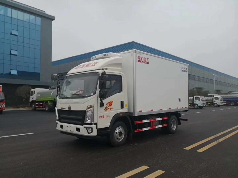 重汽豪沃4.2米对接式肉钩冷藏车
