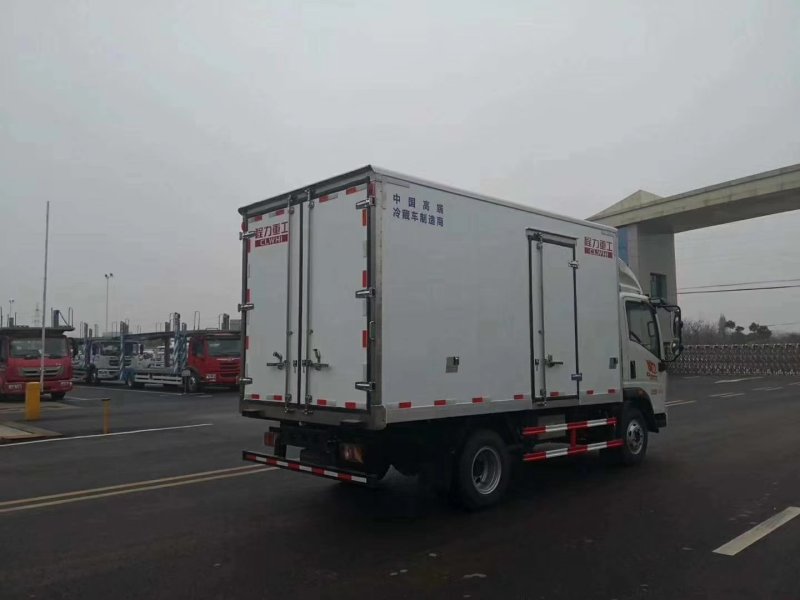 重汽豪沃4.2米对接式肉钩冷藏车
