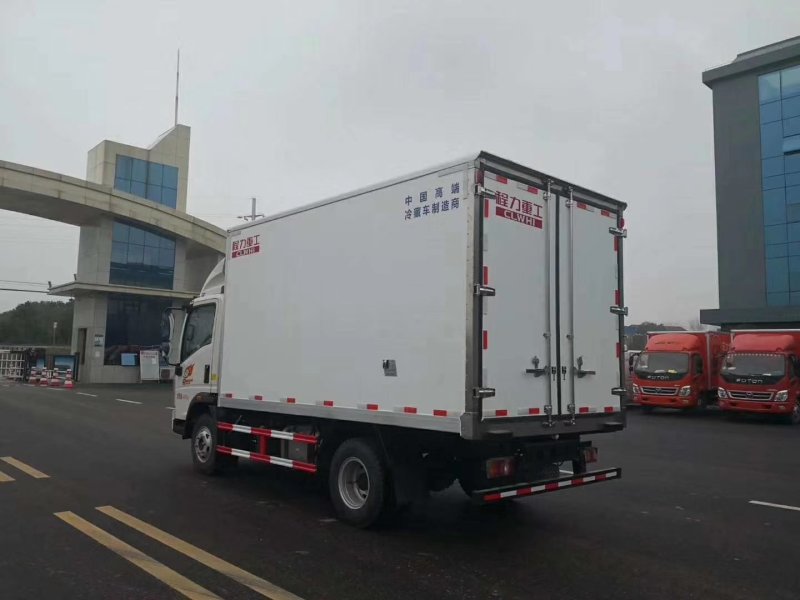 重汽豪沃4.2米对接式肉钩冷藏车
