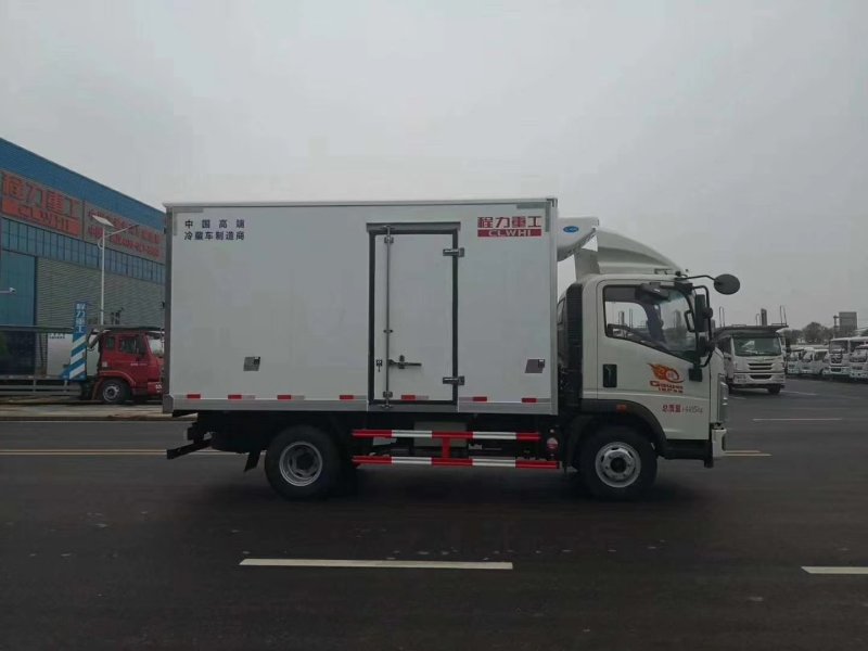 重汽豪沃4.2米对接式肉钩冷藏车