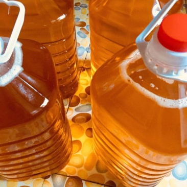 现榨花生油起批10斤。可视频看货。是自家种在山坡上的自产