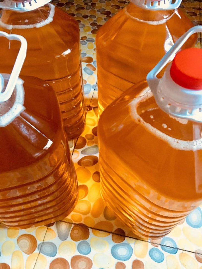 现榨花生油起批10斤。可视频看货。是自家种在山坡上的自产