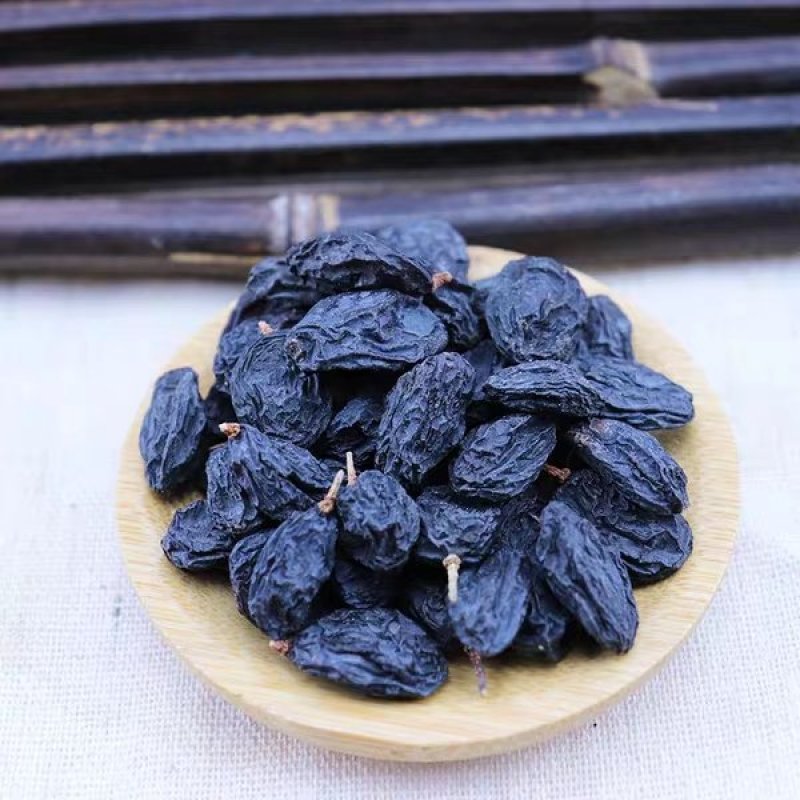 黑加仑葡萄干，新疆吐鲁番特产。个头发，果肉多，味道纯正