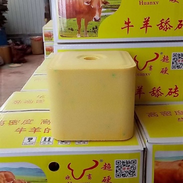 临汾畜牧舔块一箱四块一块十斤，牛羊舔砖，厂家直销含量多种