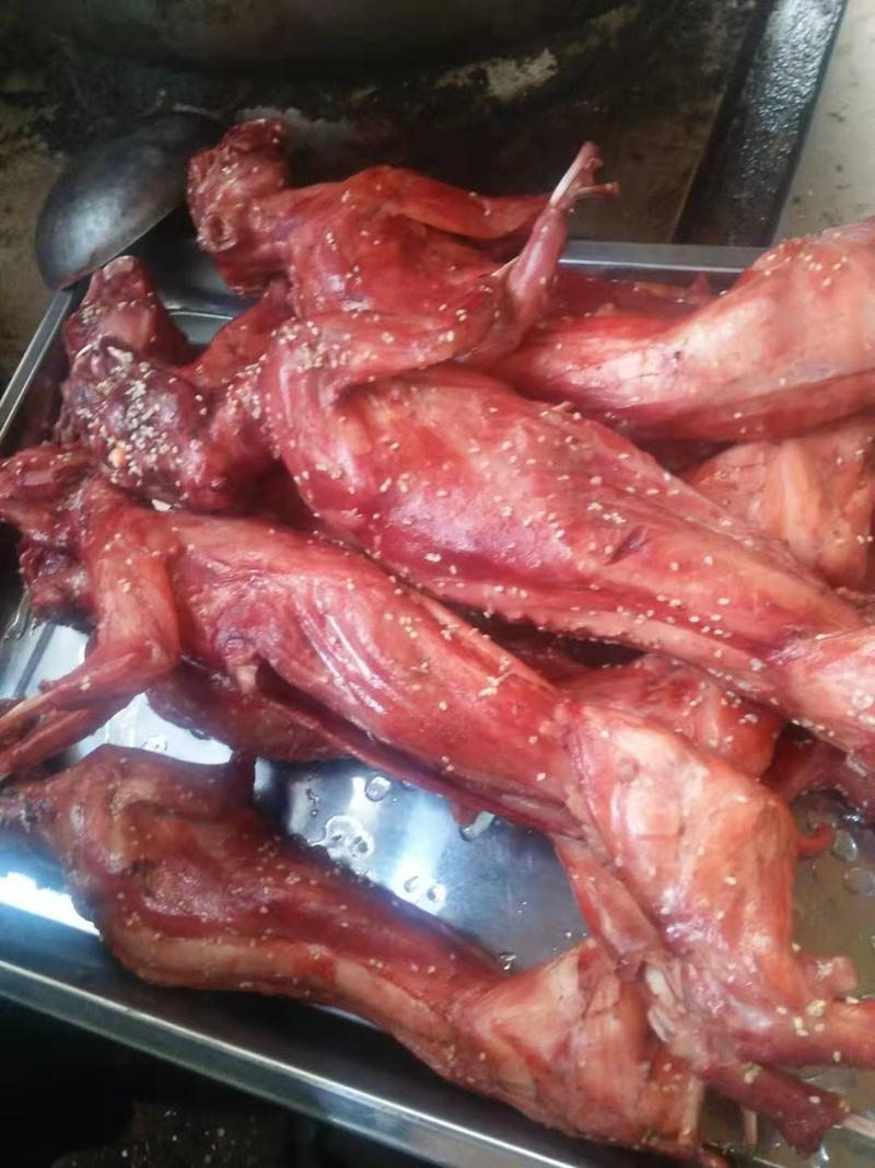 五香兔肉，麻辣兔肉可定制，自己家养的，传统方法卤制，可直