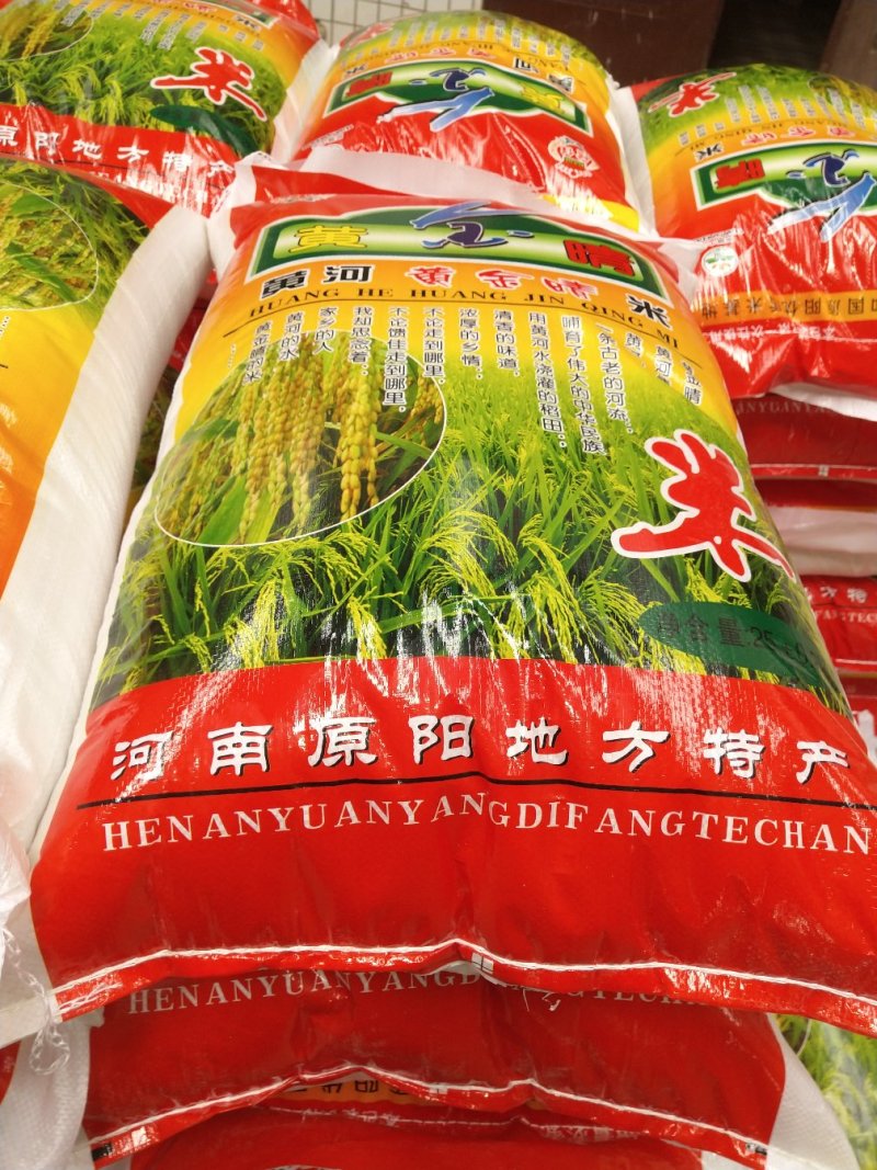 糙米，营养价值高更适合熬粥，劲道有嚼头。