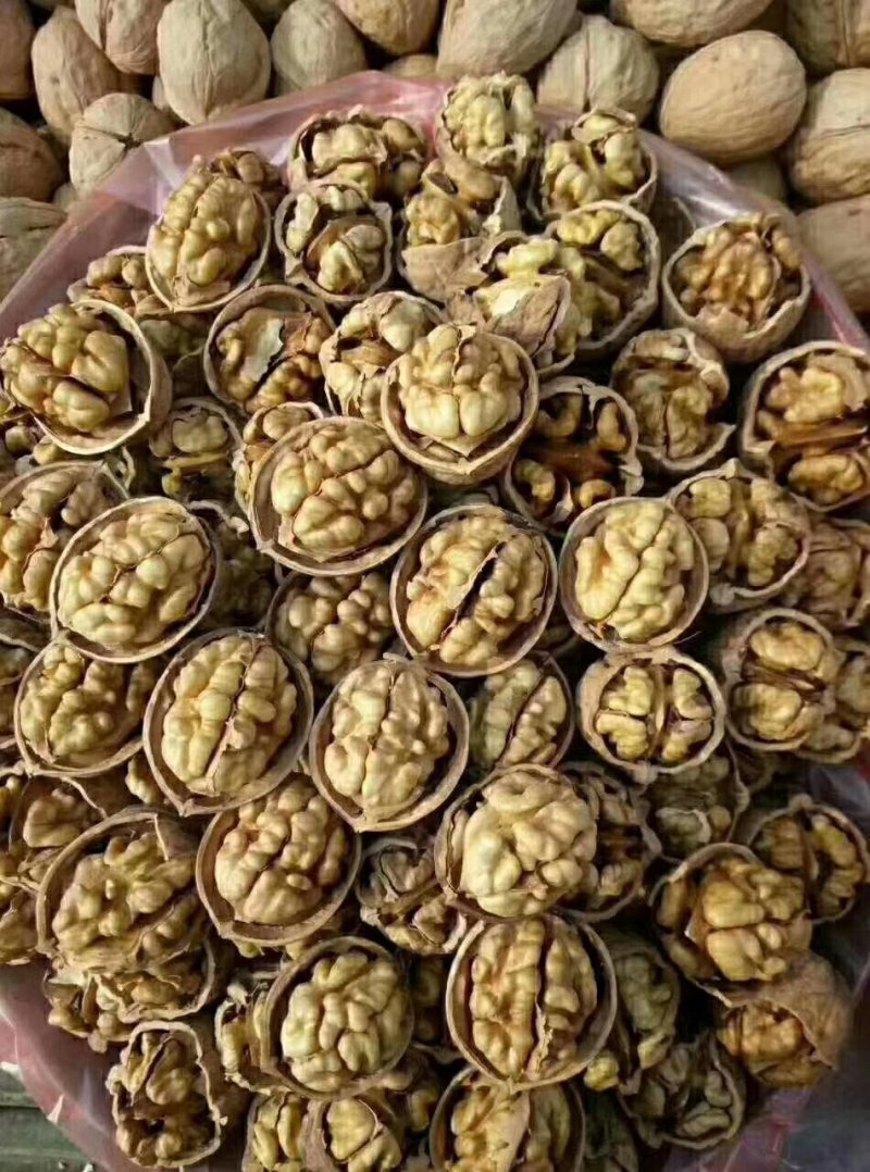 新疆特产有枣、核桃、葡萄干等。各种进口干果。