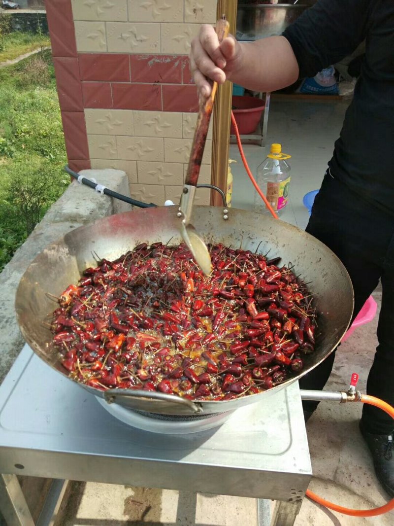 香脆小辣椒。纯手工制作。好吃不上火？咬上一口，满口留香。