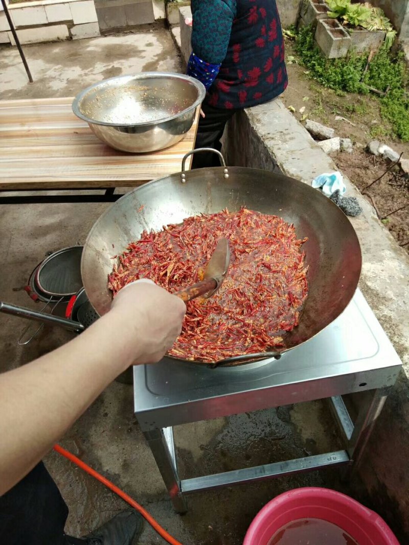 香脆小辣椒。纯手工制作。好吃不上火？咬上一口，满口留香。