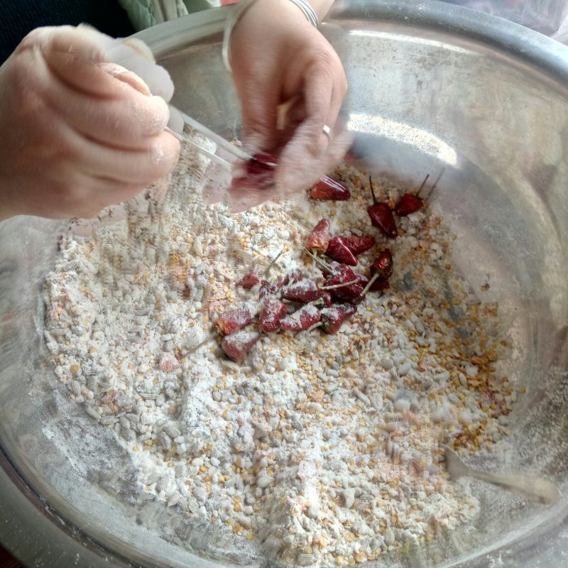 香脆小辣椒。纯手工制作。好吃不上火？咬上一口，满口留香。