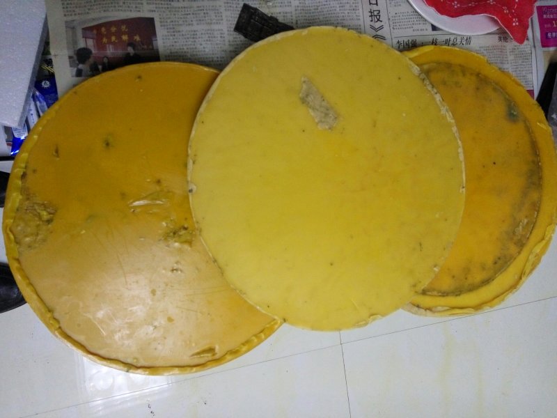 本店常年供应中蜂蜂蜡，蜂农一手货源，诱蜂绝品，实惠好货。