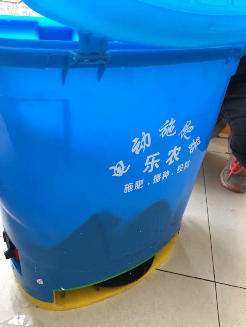 电动施肥器充电撒肥机多功能鱼塘龙虾投饲料机农用播种机撒化