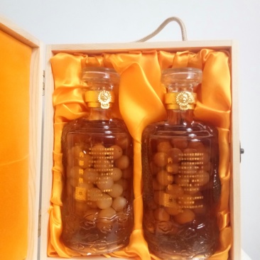 葡萄酒。