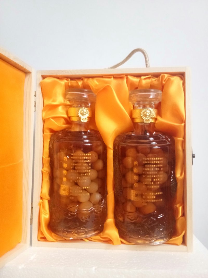 葡萄酒。