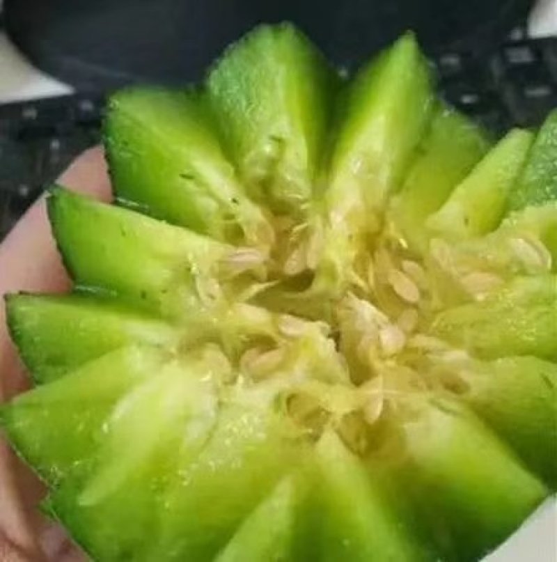 绿宝石甜瓜，口感脆甜，绿皮果肉翠绿，产地直一手货源，