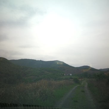 山地出让，三十万二十年，附带周边土地和配套设施