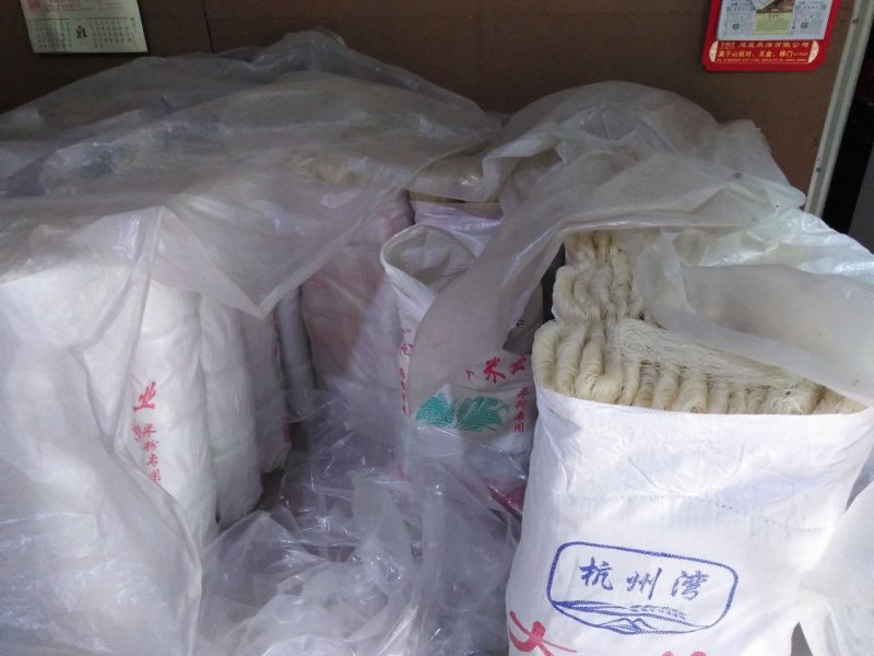 传统手工米粉，煮不糊汤，炒不断粉，韧劲爽口。