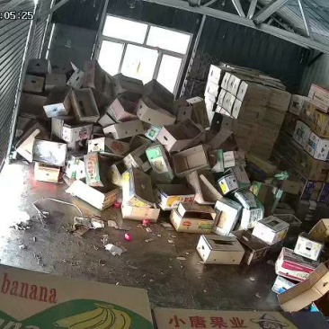 本人有100吨塑料筐碎料出售。