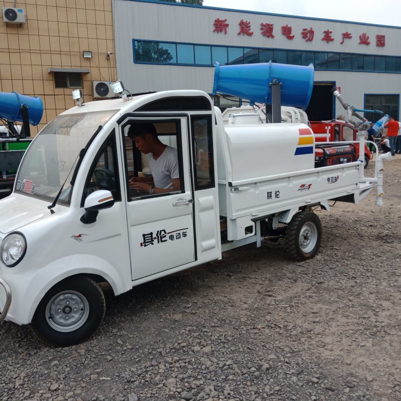 新能源电动洒水车带雾跑高炮试车。