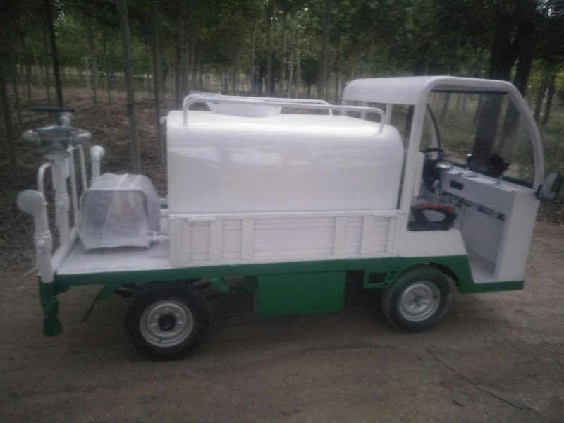 新能源电动四轮洒水车
