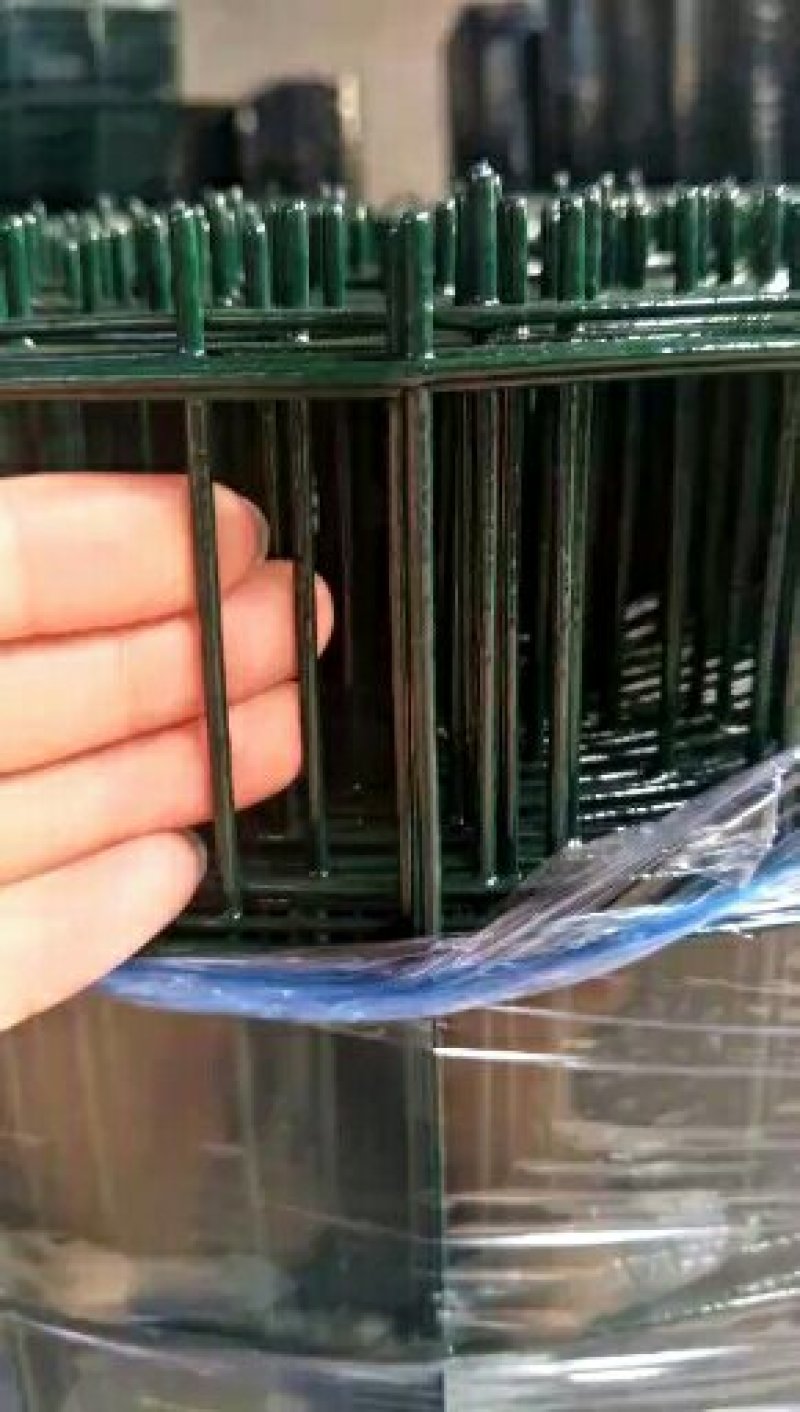 现货供应6厘米孔硬塑荷兰网铁丝网围栏网量大优惠