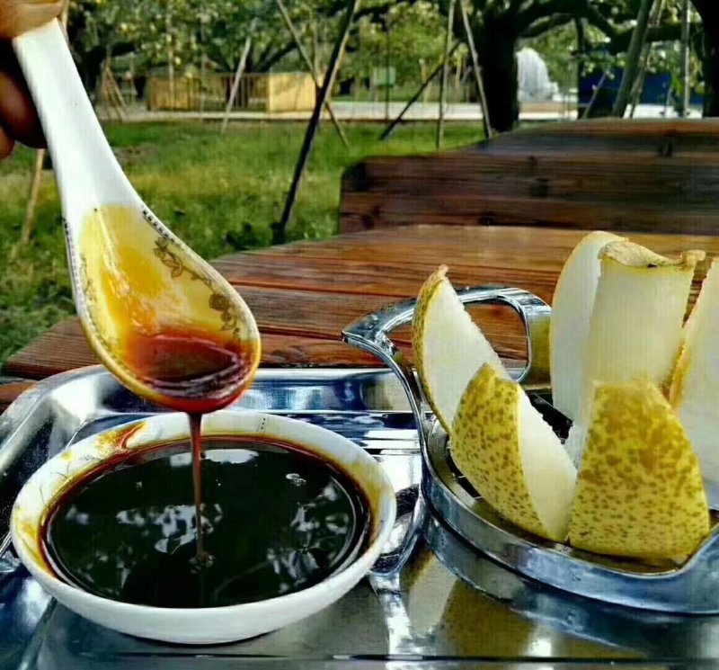 梨膏，采用砀山酥梨榨汁纯手工熬制，干柴土灶文火熬制，