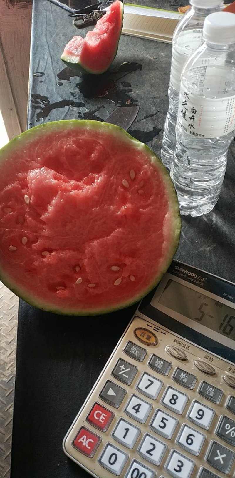 麒麟美都西瓜口感脆甜多汁，薄皮大红瓤，糖度高，大吨位供应