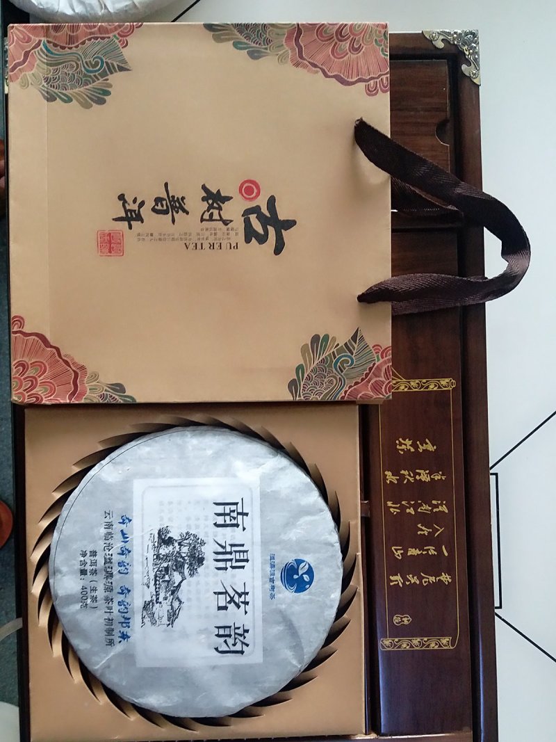 双江溢濎源古树茶，每饼400克售价180元