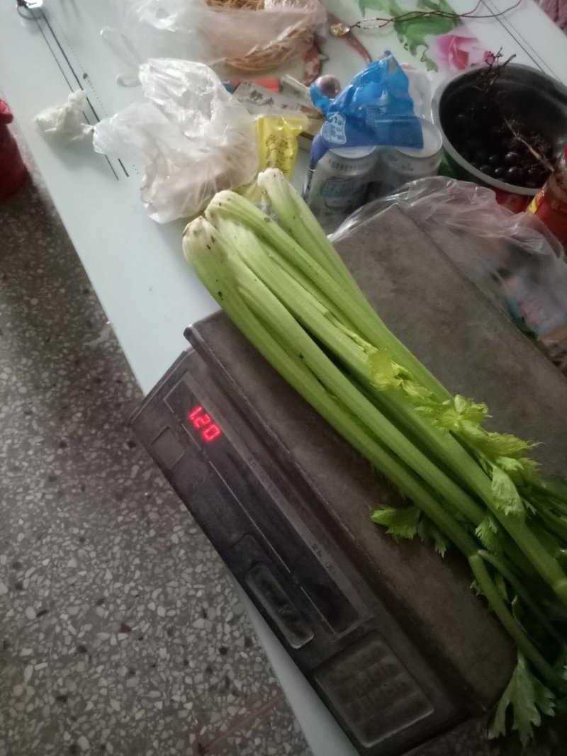 芹菜法国皇后西芹，产地直供，无干尖，65公分左右。