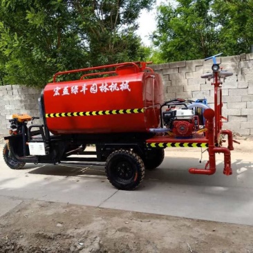 工程三轮洒水车