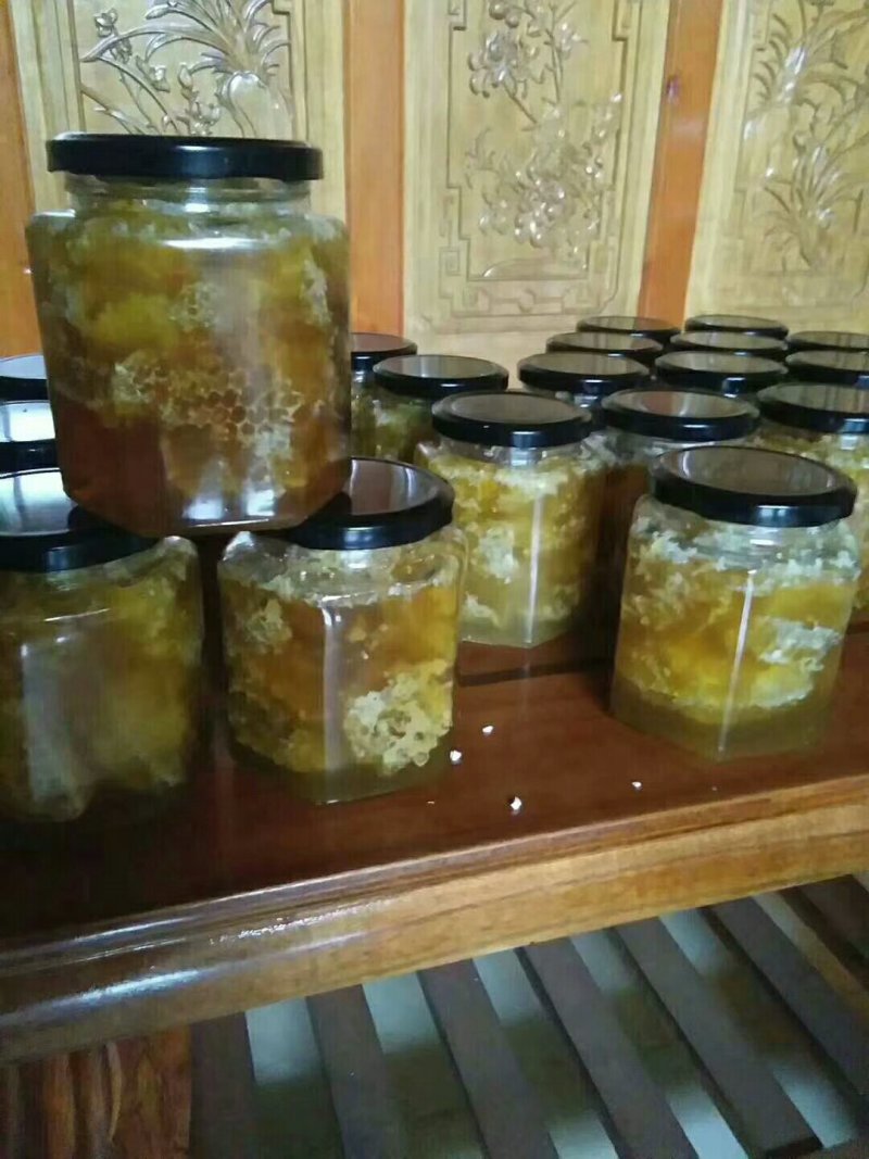 野生蜂蜜，一斤一瓶，玻璃瓶装的