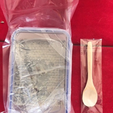 【包邮】老蜂巢蜜老巢蜜500克/盒装送木勺一把