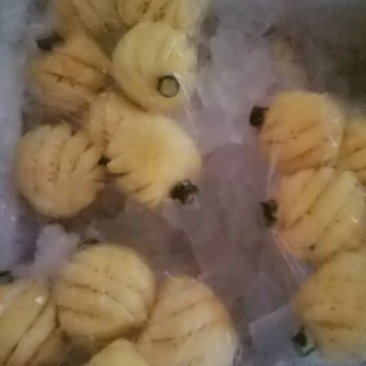 泰国小菠萝。鲜果。去皮。加冰
