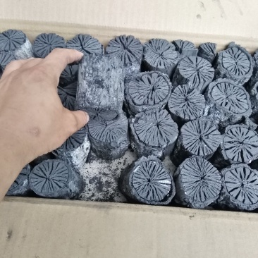 纯栗木炭:人工烧制、无烟、耐烧。