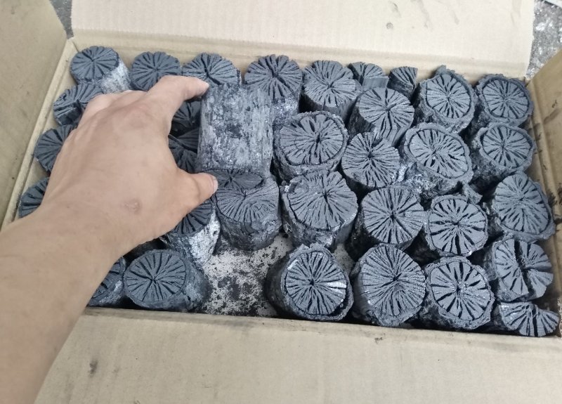 纯栗木炭:人工烧制、无烟、耐烧。