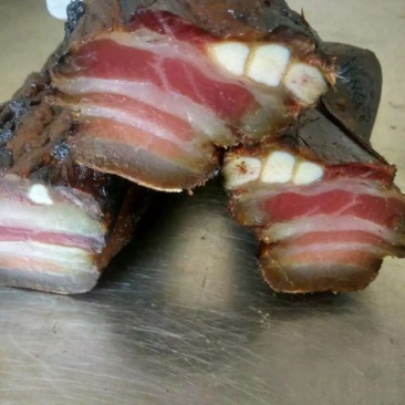 正宗乡里柴火腊肉，油豆腐