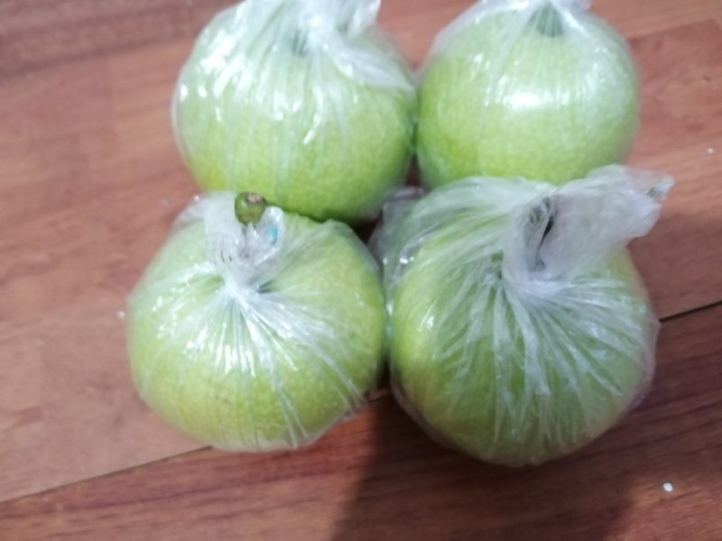 青皇冠梨库存7000件出库，无黑心无串皮甜度大硬度高。