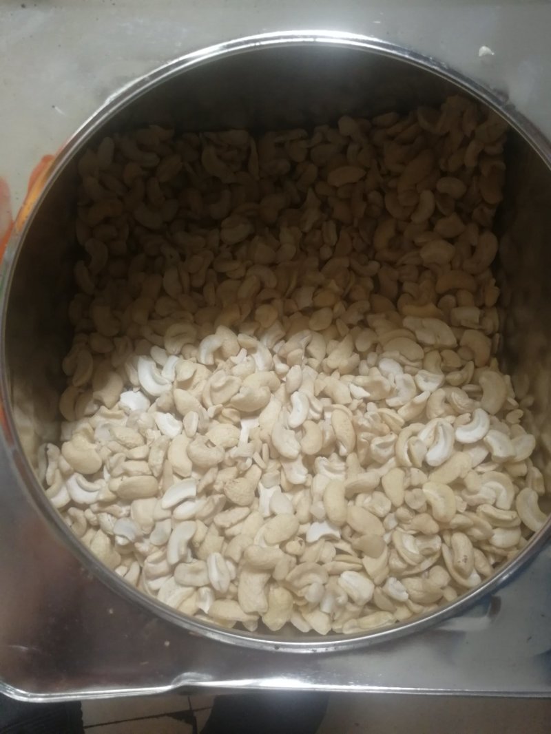 腰果碎进口越南生料，奶香味，半边烘培生料